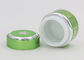 Os recipientes de vidro pequenos da loção para desnatam e a cor verde dos cuidados com a pele das loções
